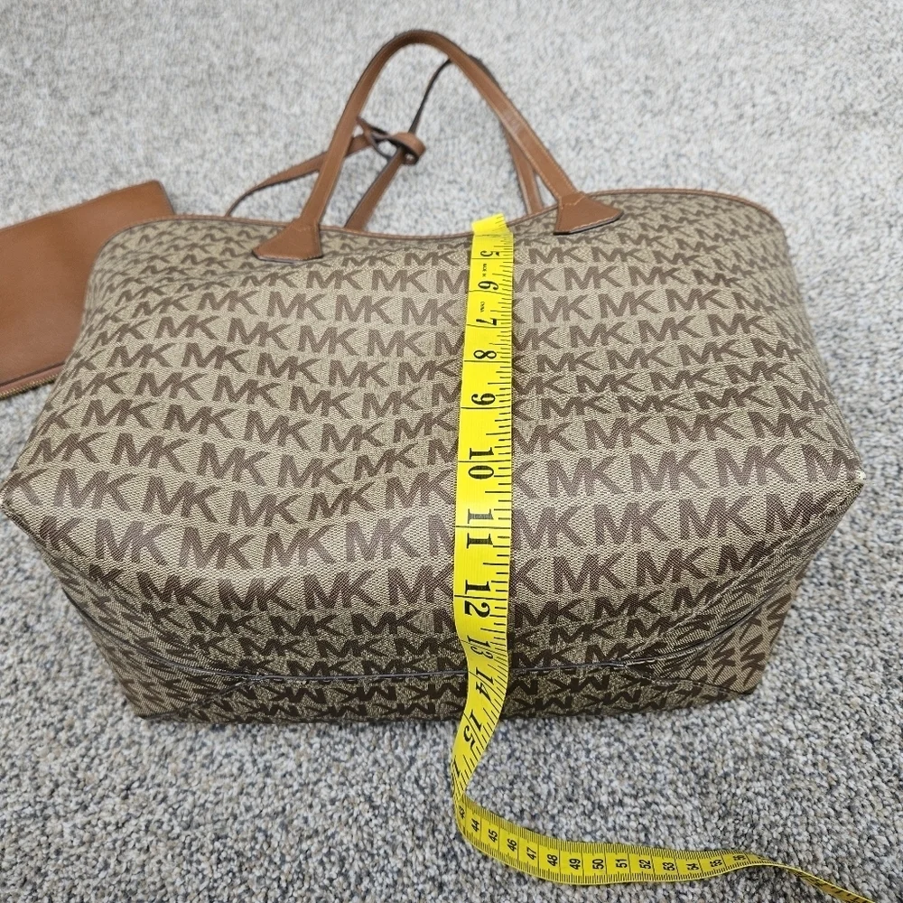 Michael Kors Signature Reversible Tote Handbag Purse & Wristlet Monogram / Brown